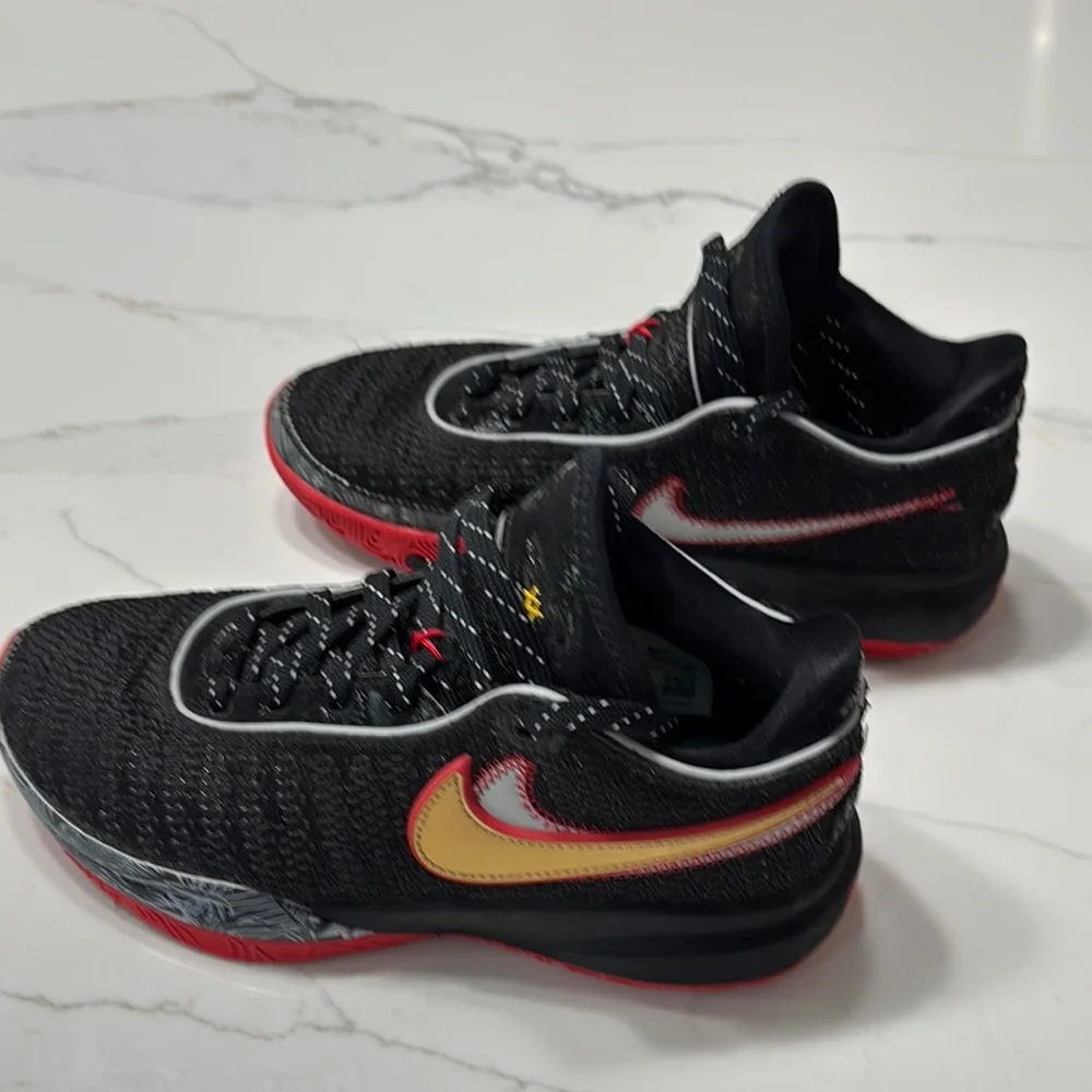 Nike Black and Gold Athletic Shoes with Sleek Design